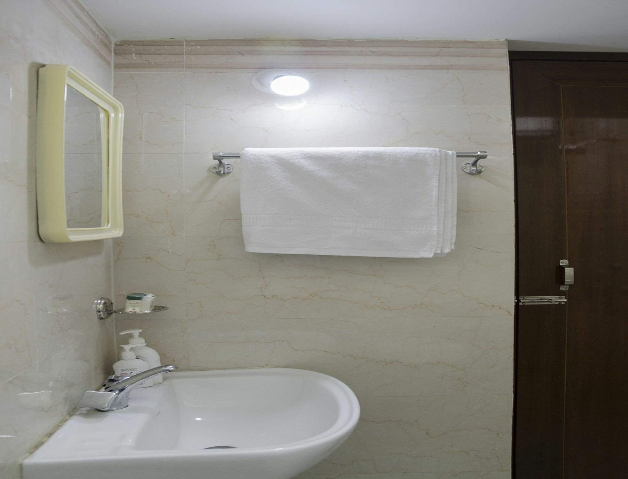 Oyo 11054 Amar Raj Guest House Kolkata Ngoại thất bức ảnh